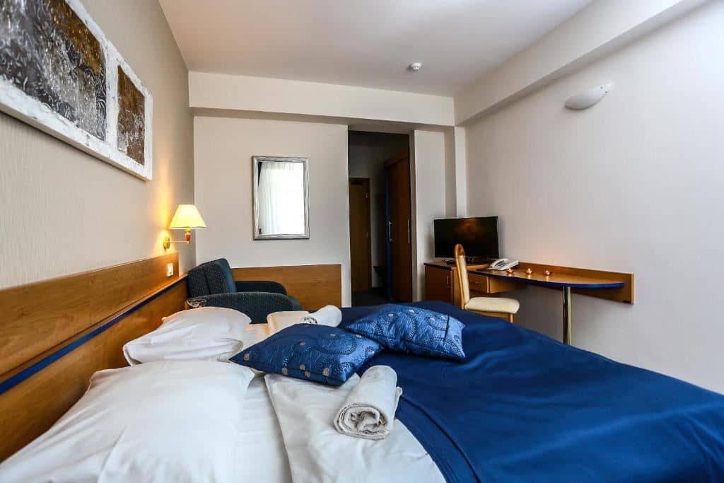 rooms-double-room-park-view-balcony