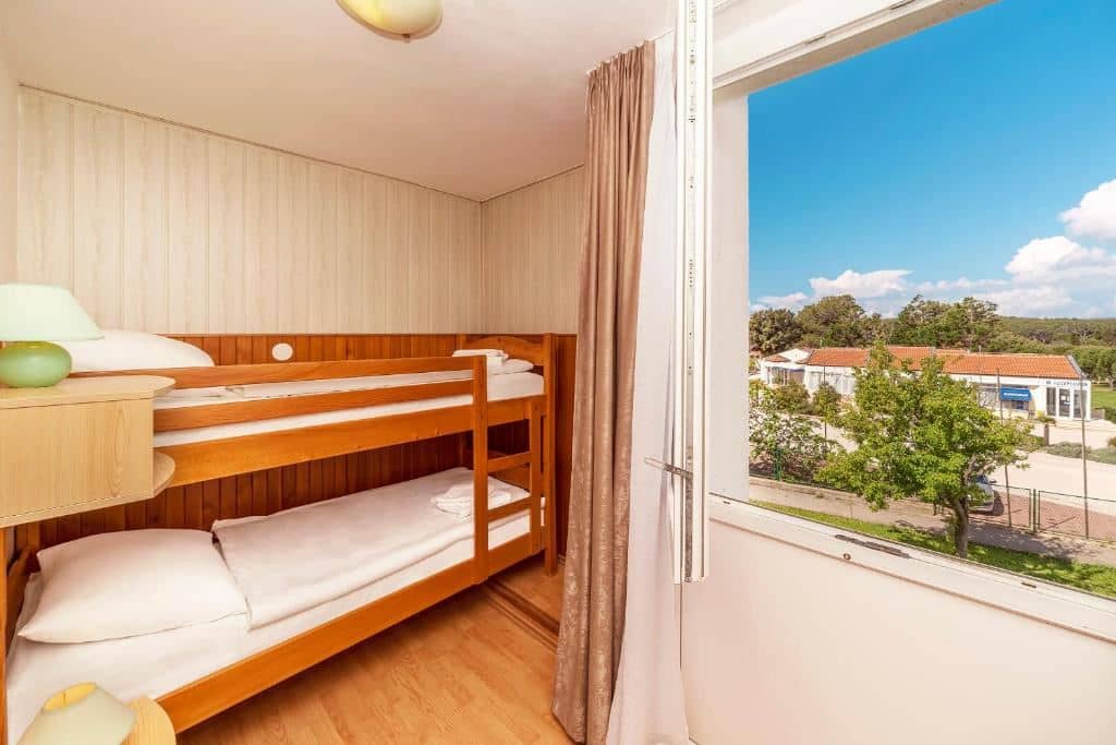 rooms-standard-family-room