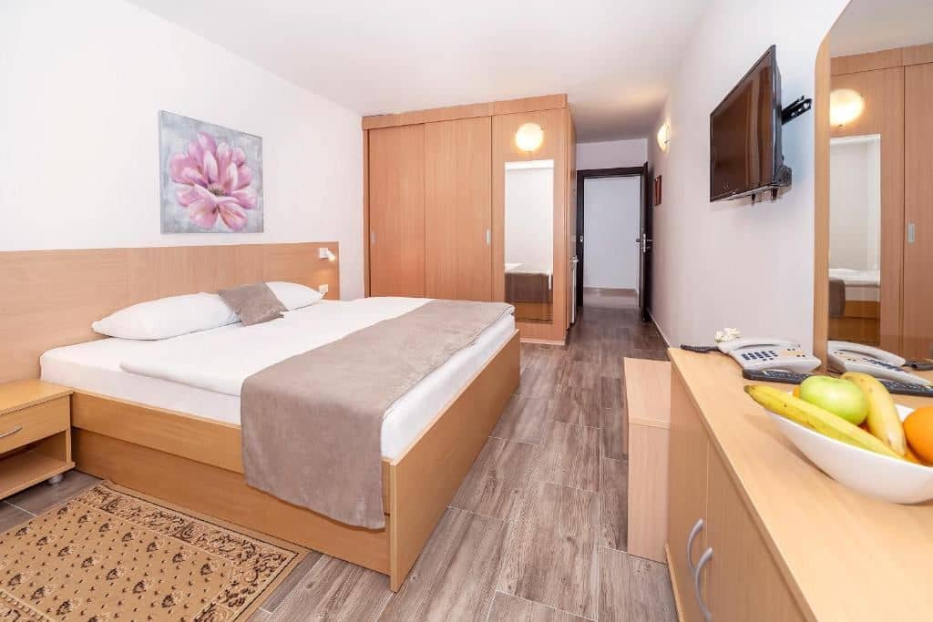 rooms-standard-family-room