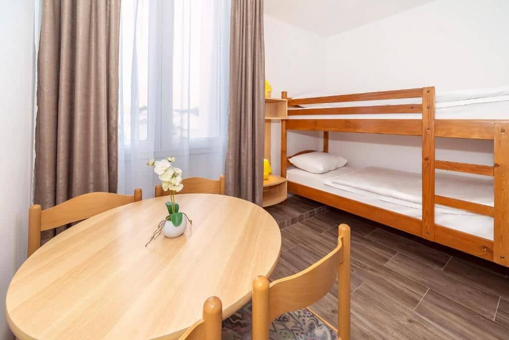 rooms-standard-family-room