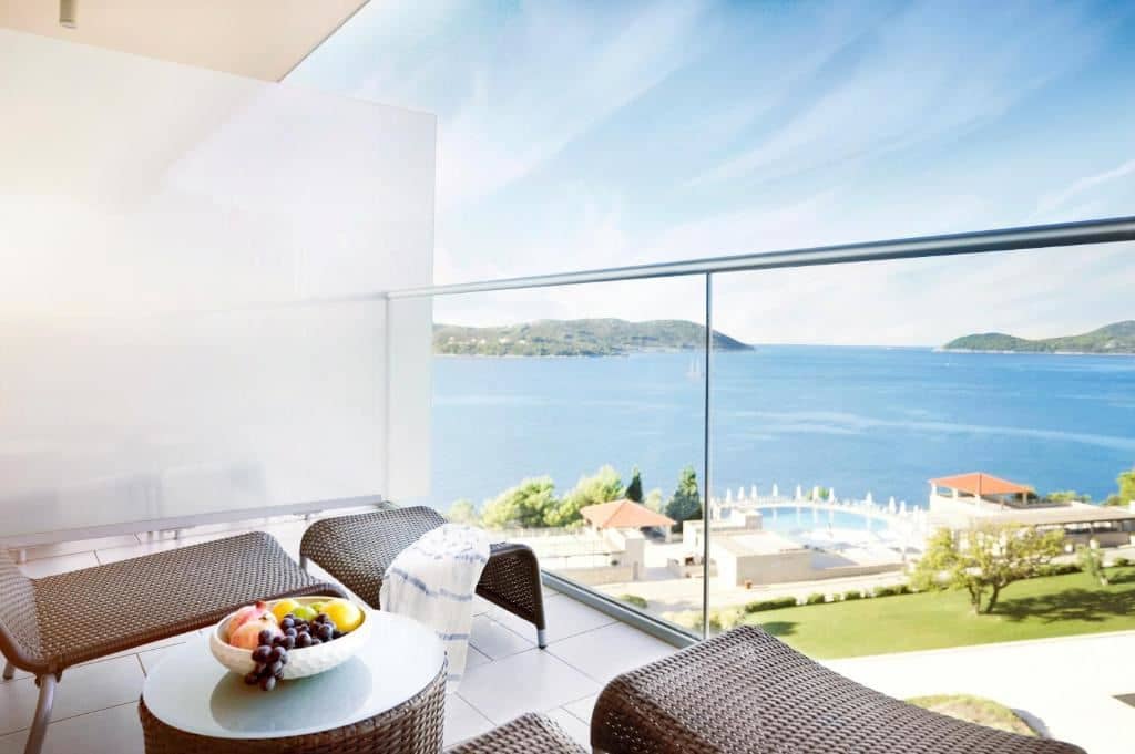 rooms-deluxe-room-seaview-balcony