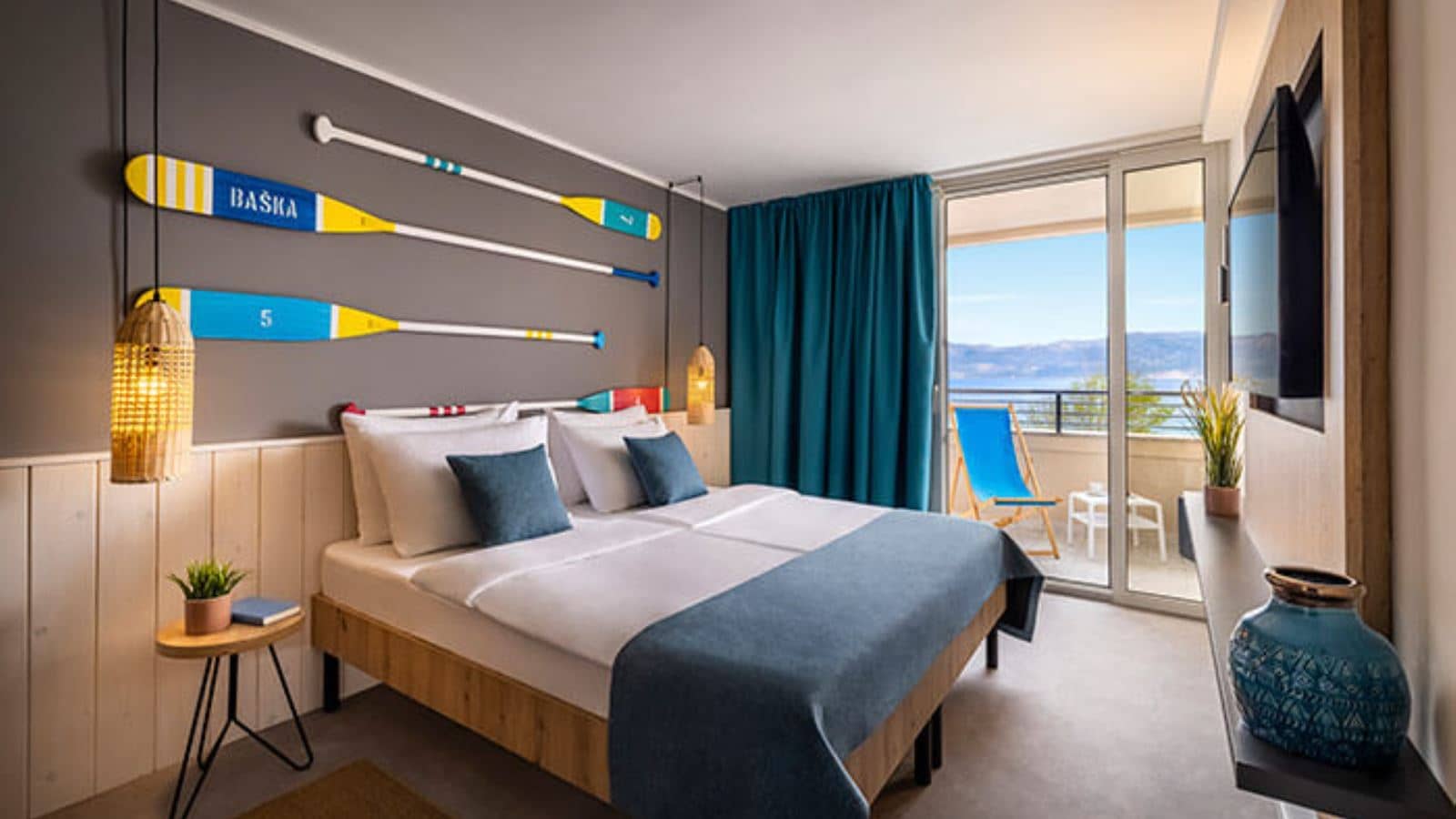rooms-standard-familyroom-balcony