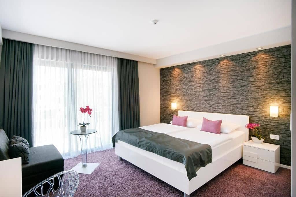 rooms-superior-room-seaside-balcony