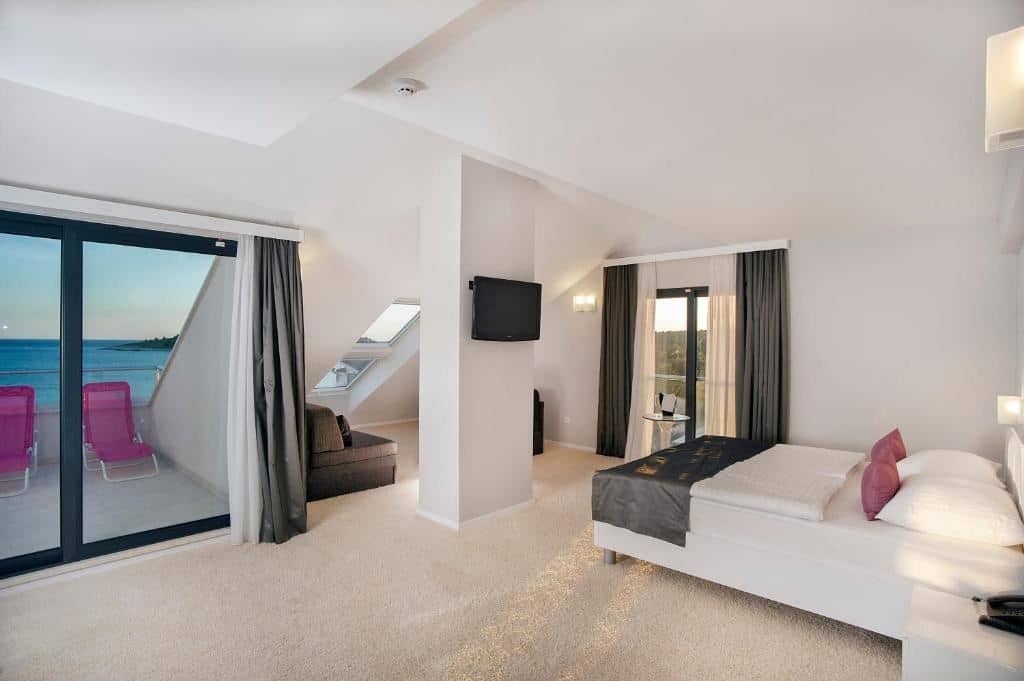 rooms-life-suite-seaview-balcony