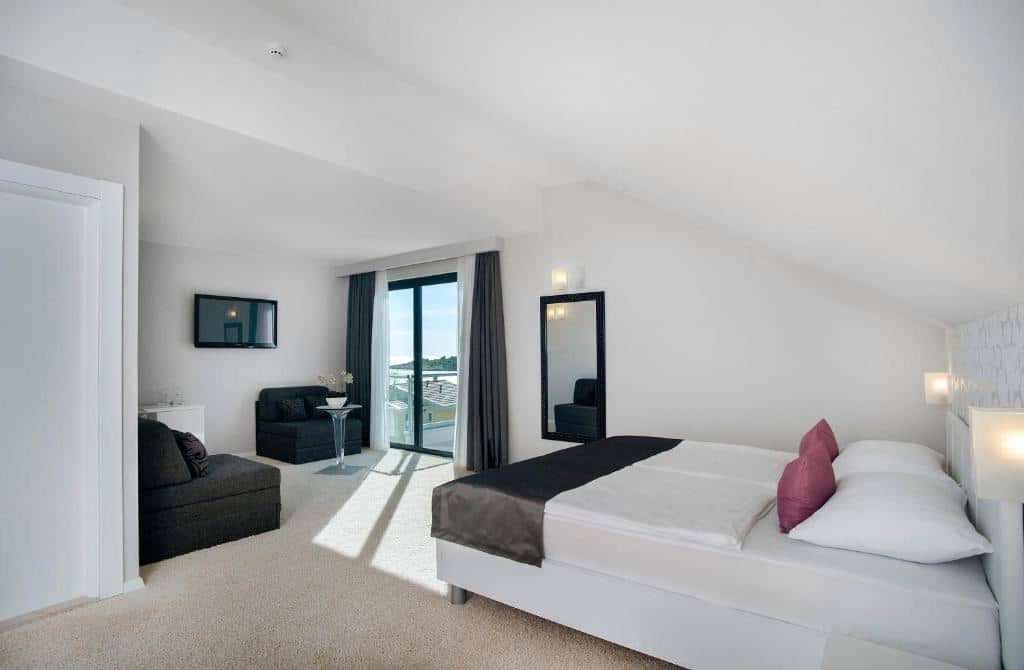 rooms-life-suite-seaside-balcony