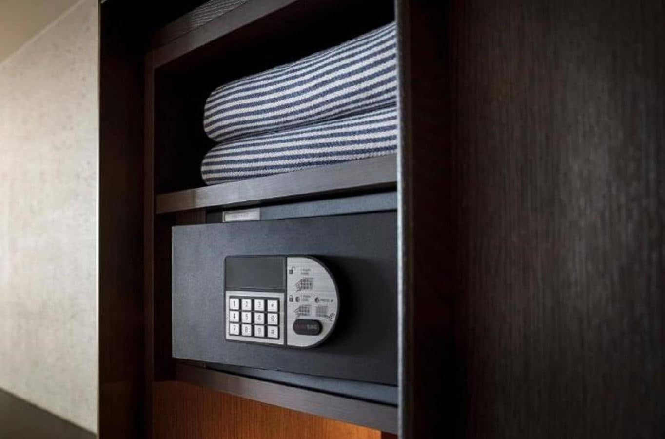 rooms-double-deluxe-room-seaview-balcony