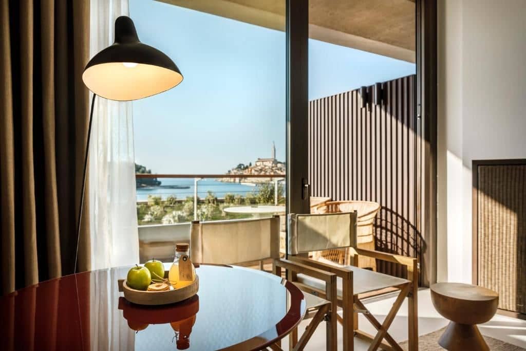 rooms-double-premium-room-seaview-balcony