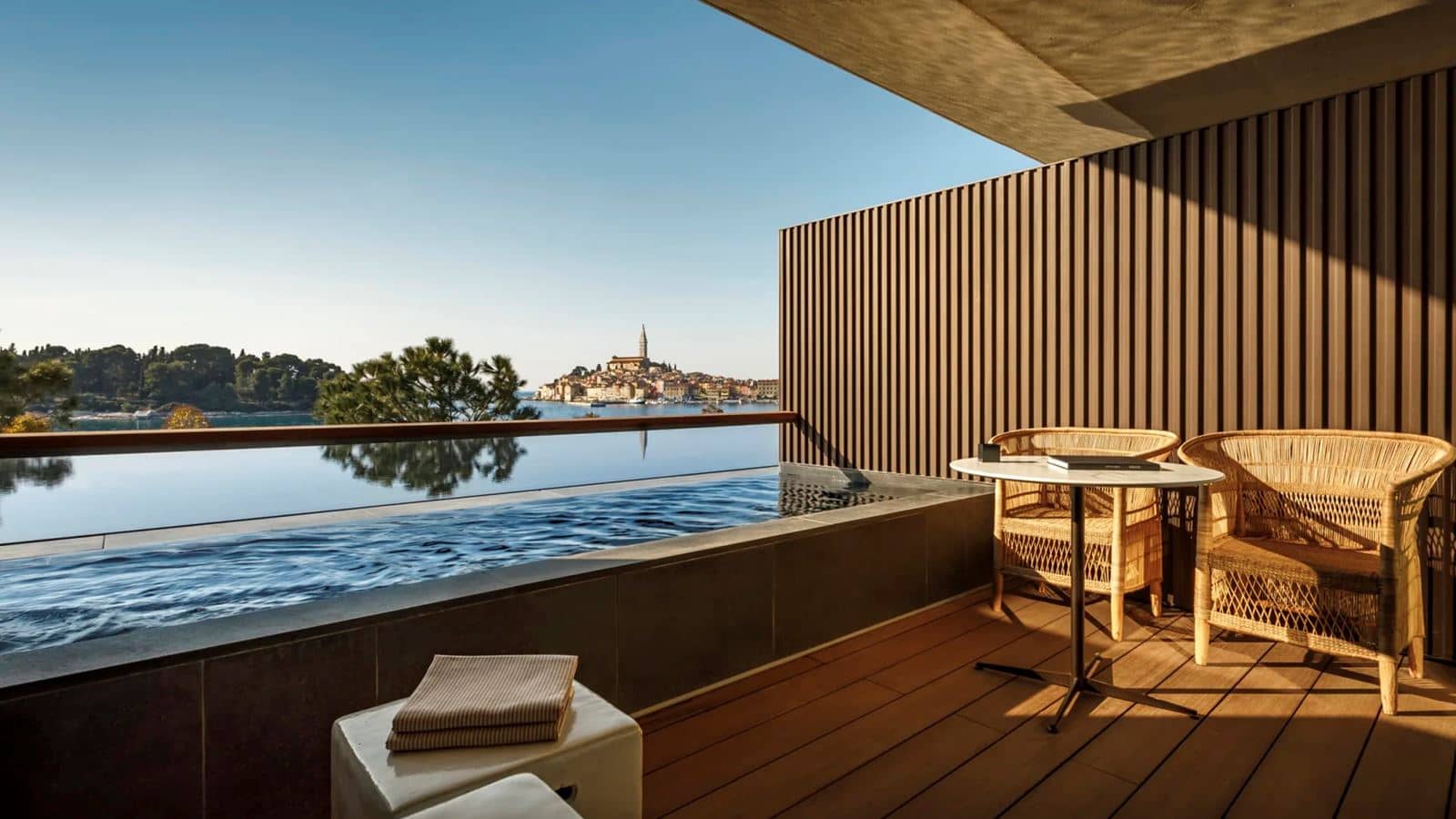 rooms-double-deluxe-room-seaview-balcony