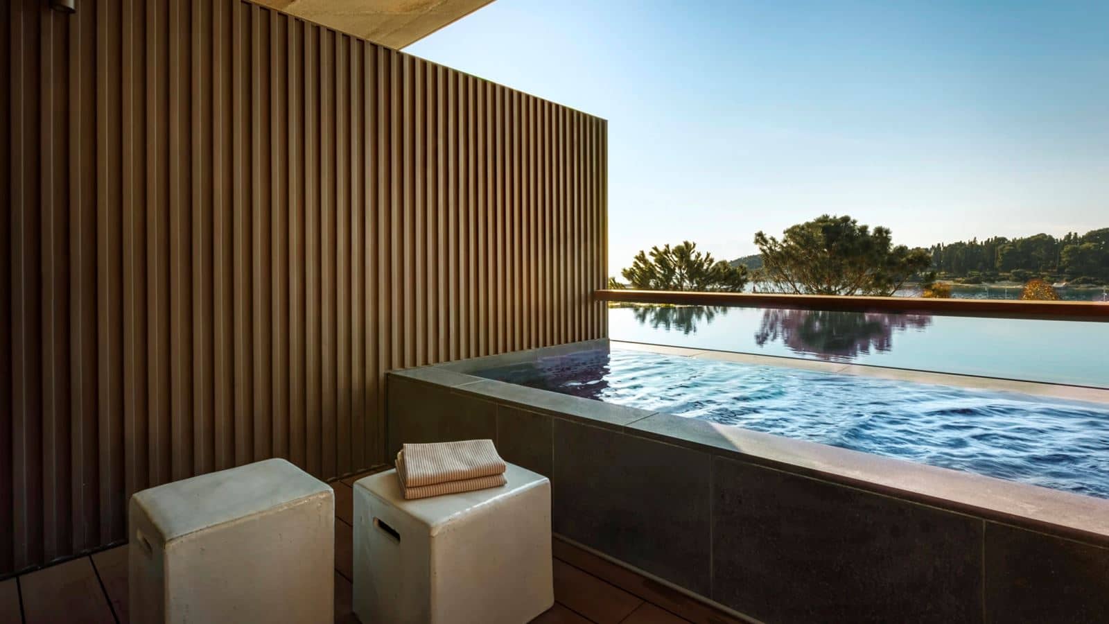 rooms-double-deluxe-room-seaview-balcony