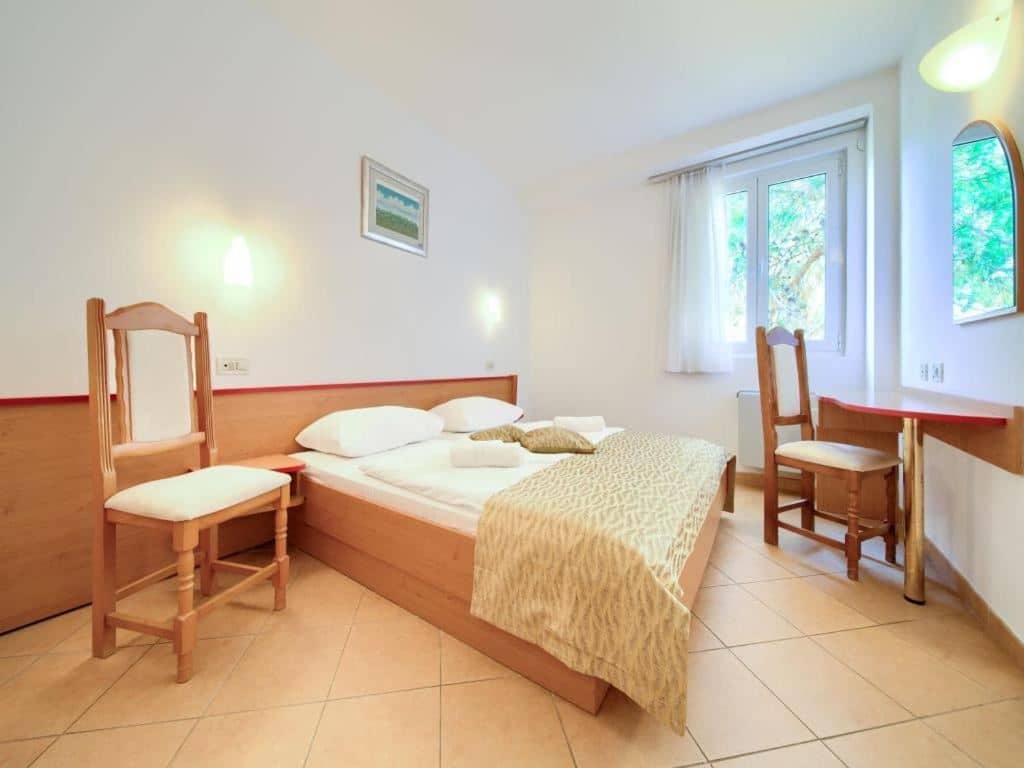 rooms-double-standard-room-park-view