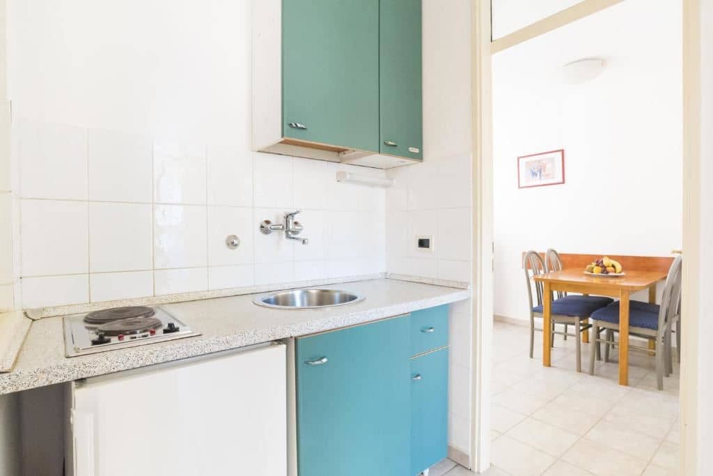 rooms-1-bedroom-apartment-balcony-economy