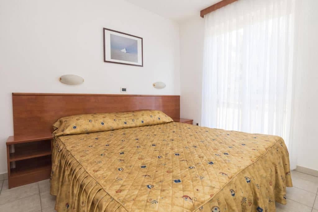 rooms-1-bedroom-apartment-balcony-economy
