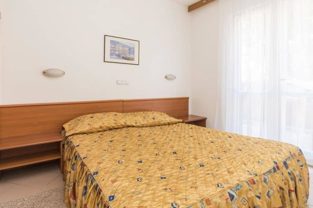 rooms-1-bedroom-apartment-park-view-balcony-economy