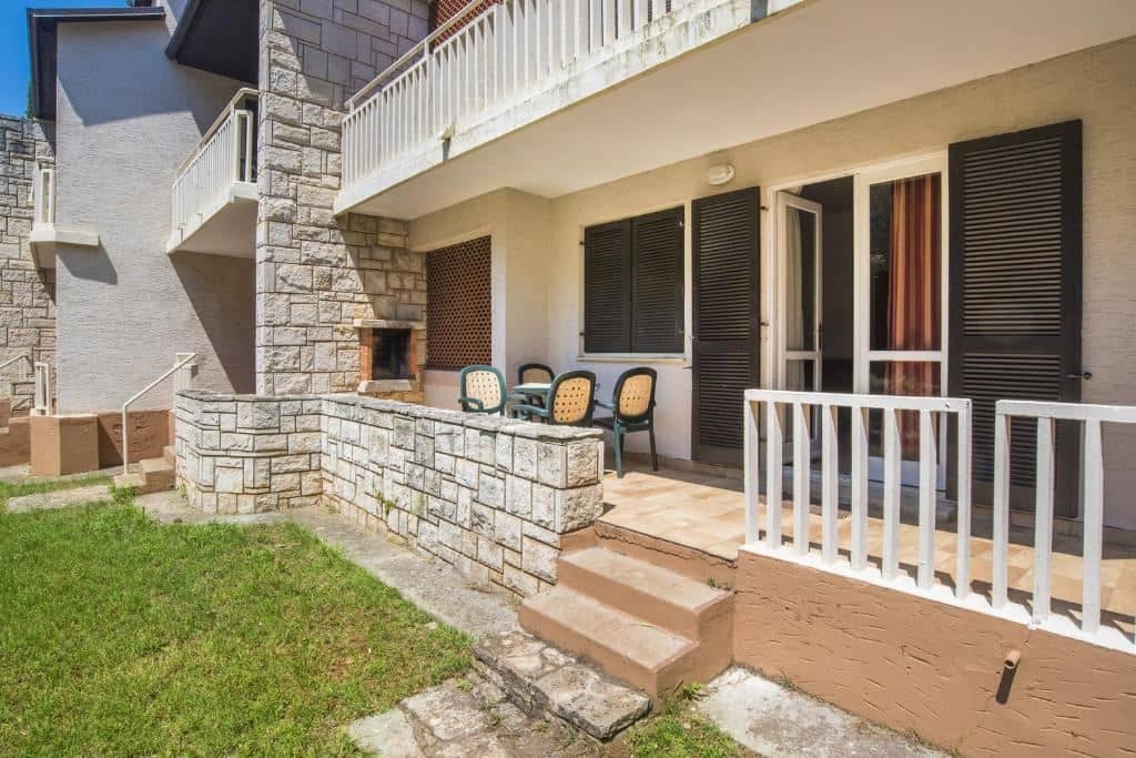 rooms-multiplebed-apartment-park-view-balcony-economy