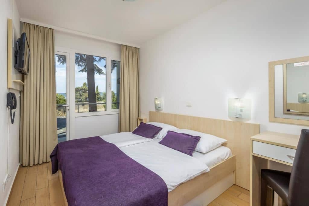 rooms-superior-room-seaside-balcony
