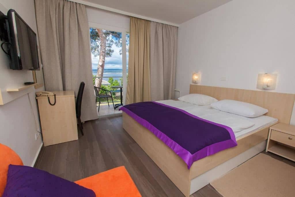 rooms-single-wchild-superior-room-seaside-balcony