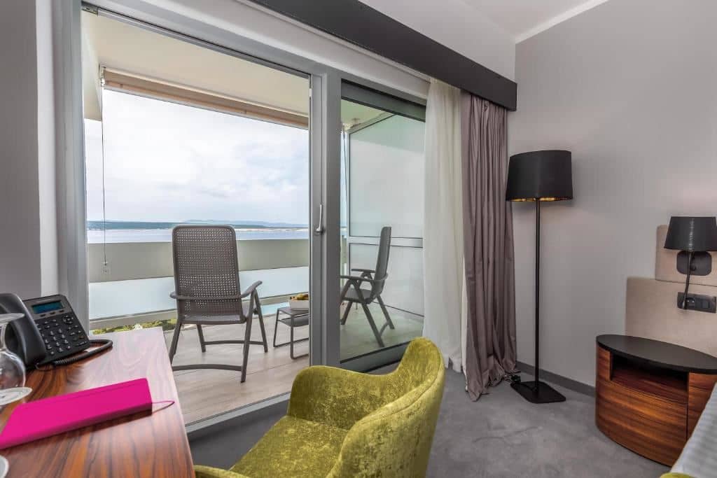 rooms-twin-room-seaview-balcony