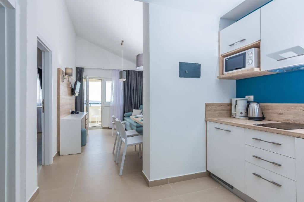 rooms-1-bedroom-comfort-apartment-seaview-balcony