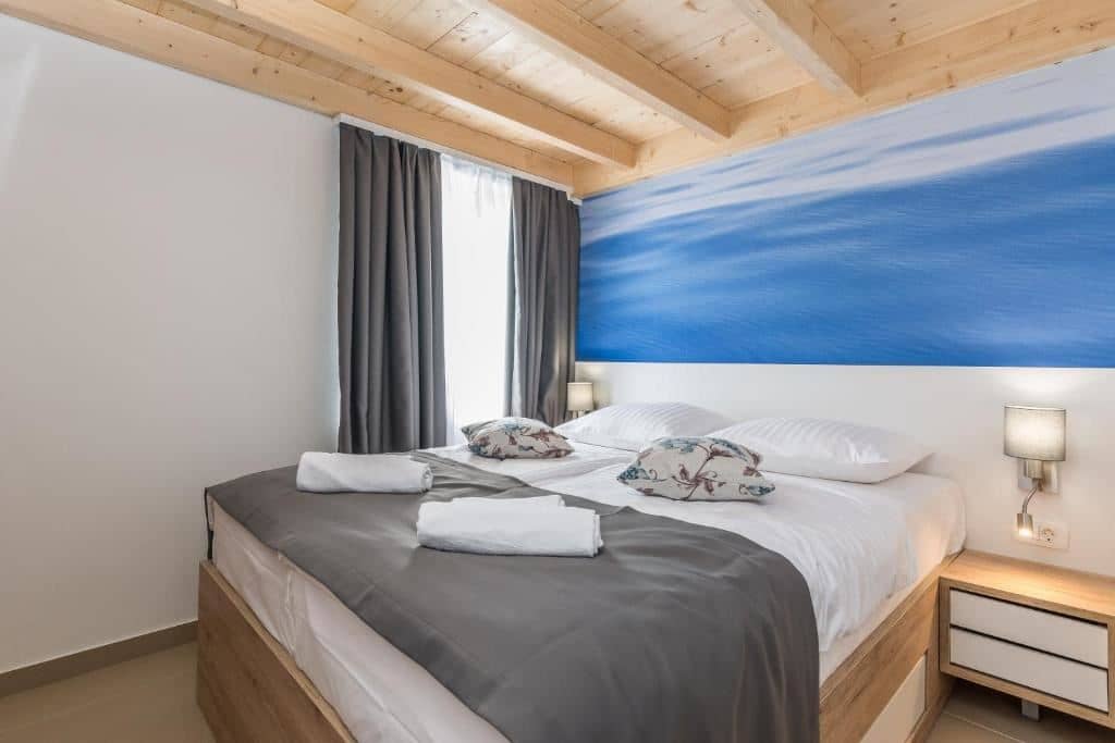 rooms-1-bedroom-comfort-apartment-seaview-balcony