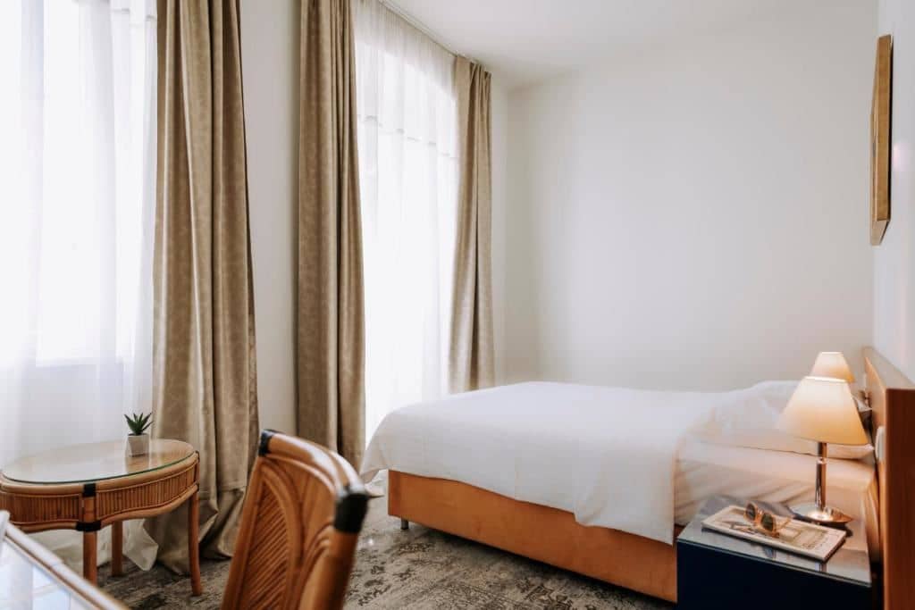 rooms-standard-room