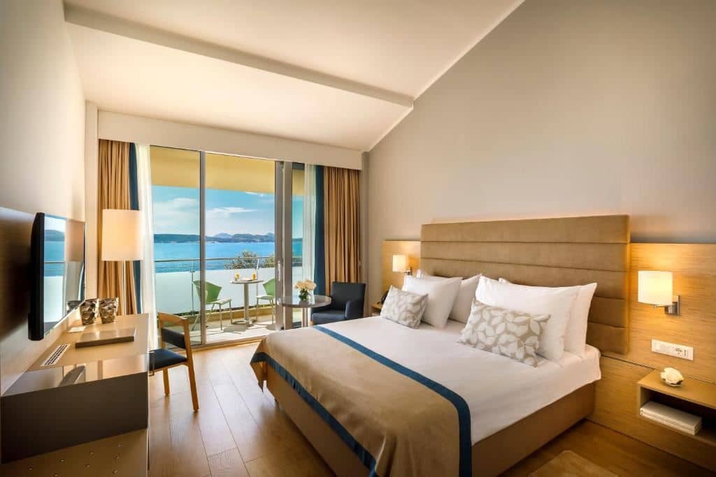 rooms-double-superior-room-seaside-balcony-or-terrace