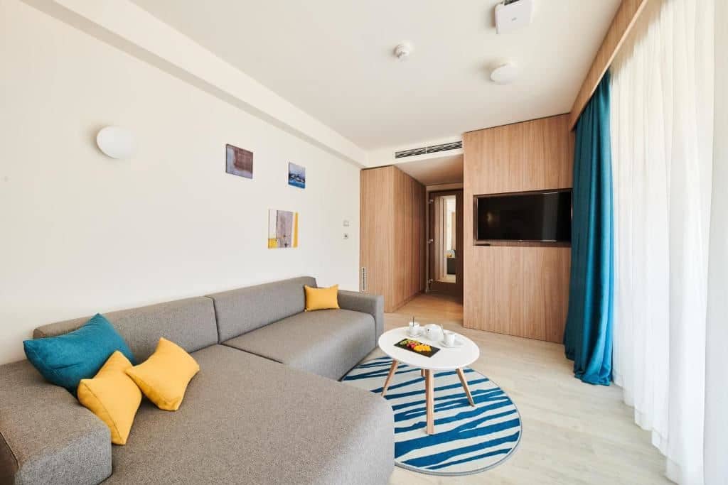 rooms-gardenbuilding-suite-park-view-balcony