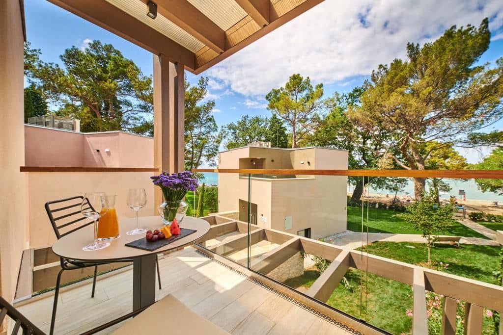 rooms-gardenbuilding-suite-park-view-balcony