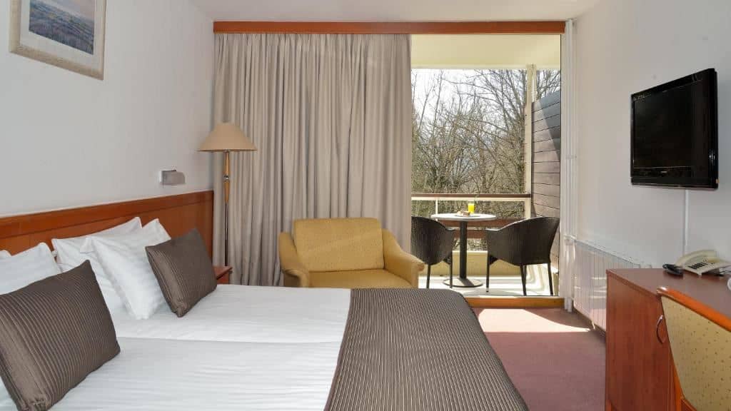 rooms-double-superior-room-lakeside-balcony
