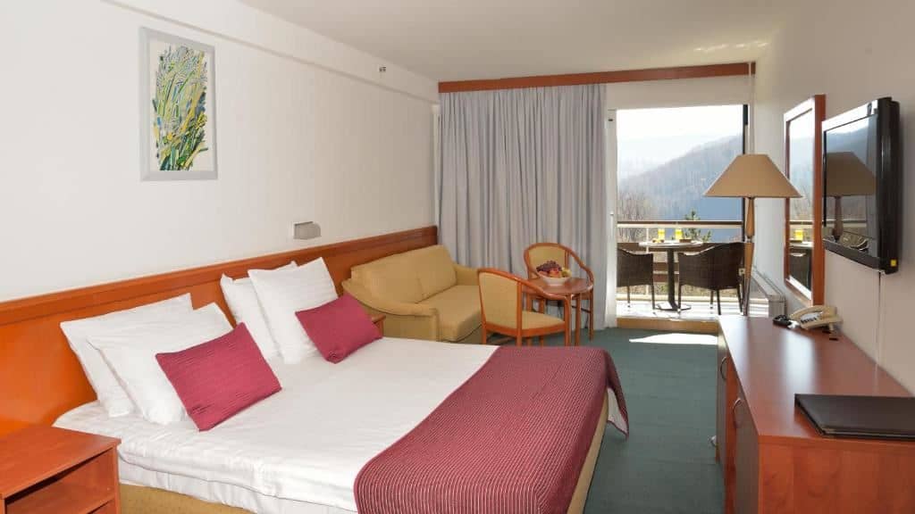 rooms-double-superior-room-lakeside-balcony