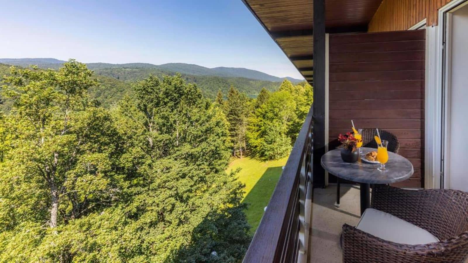rooms-double-superior-room-lakeside-balcony