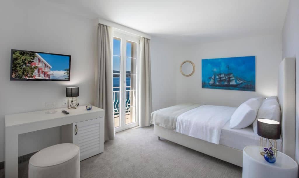rooms-superior-room-seaview-balcony