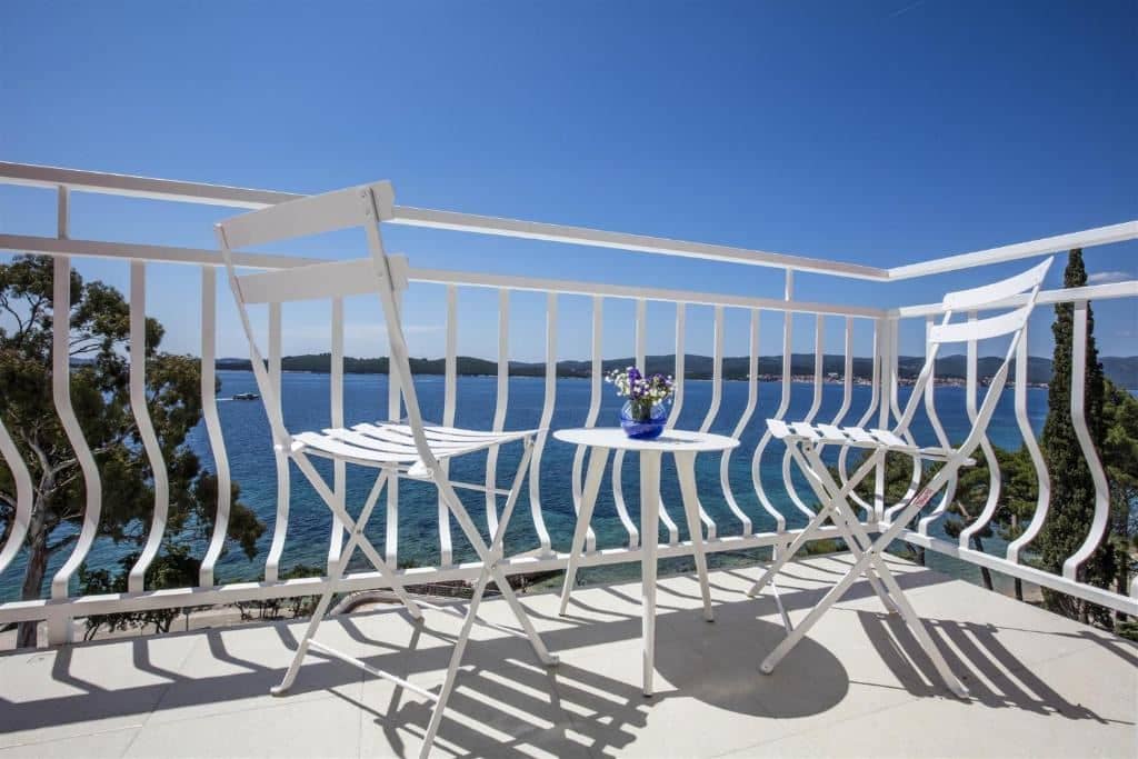 rooms-superior-room-seaview-balcony
