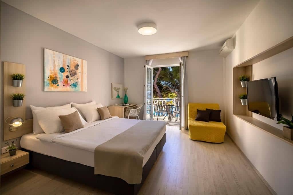 rooms-superior-room-seaview-balcony