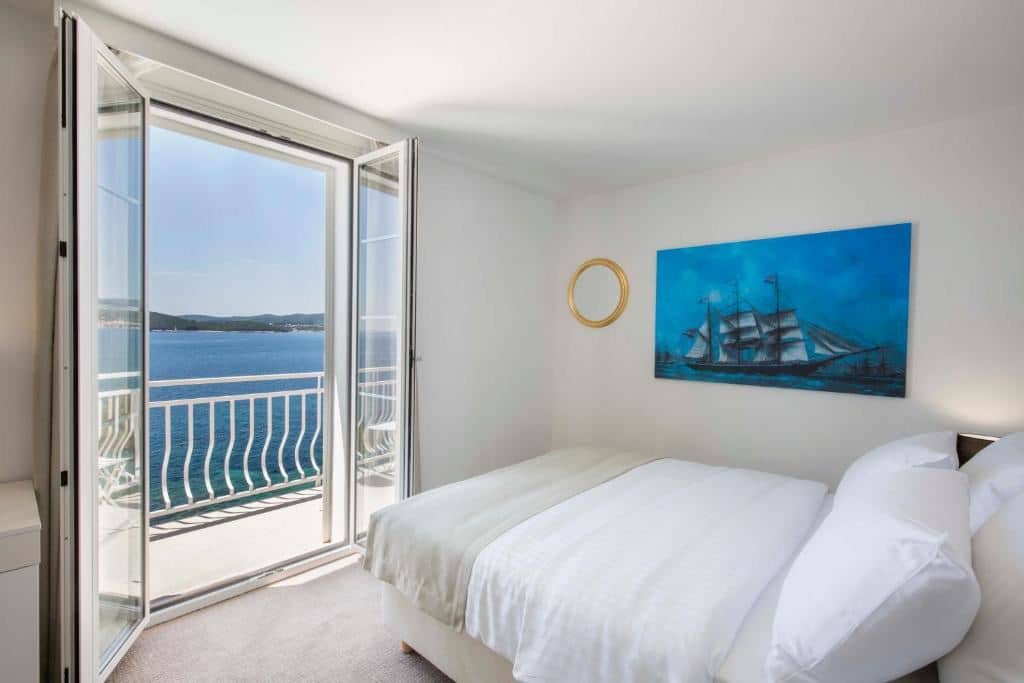 rooms-superior-room-seaview-balcony