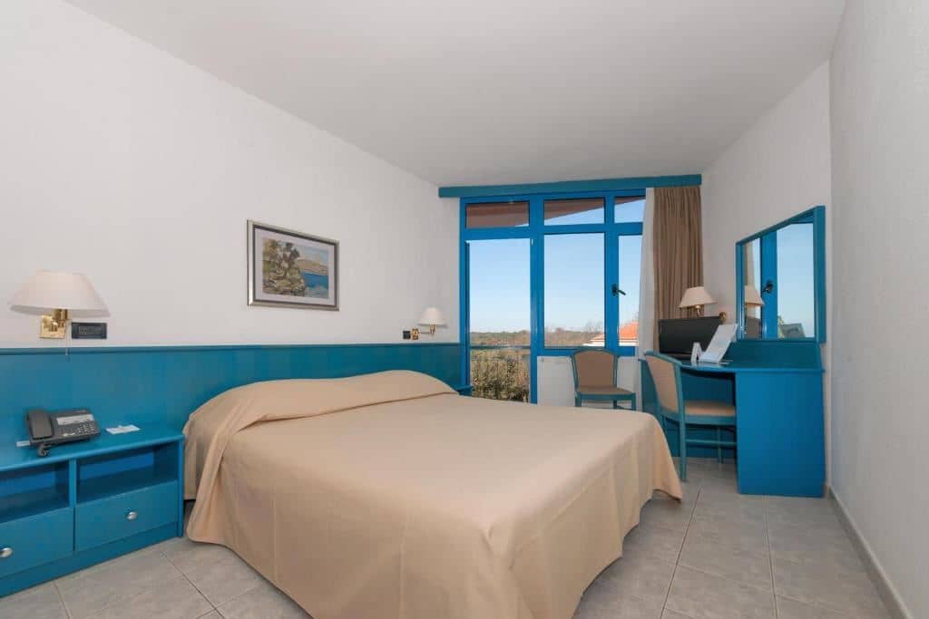 rooms-double-superior-room-seaside-balcony
