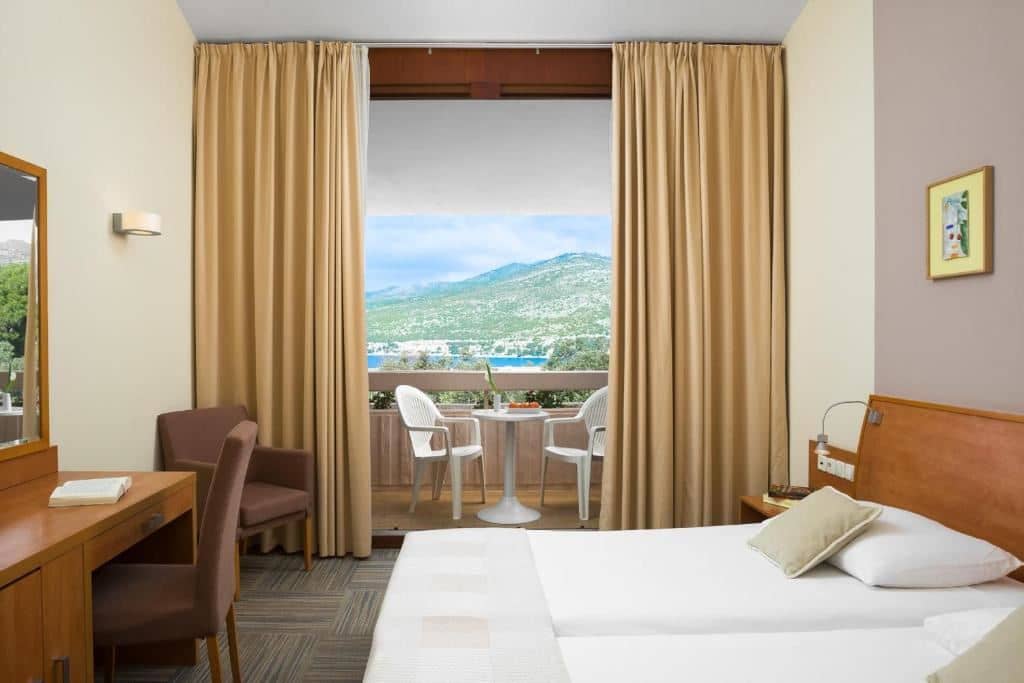 rooms-superior-room-seaside-balcony