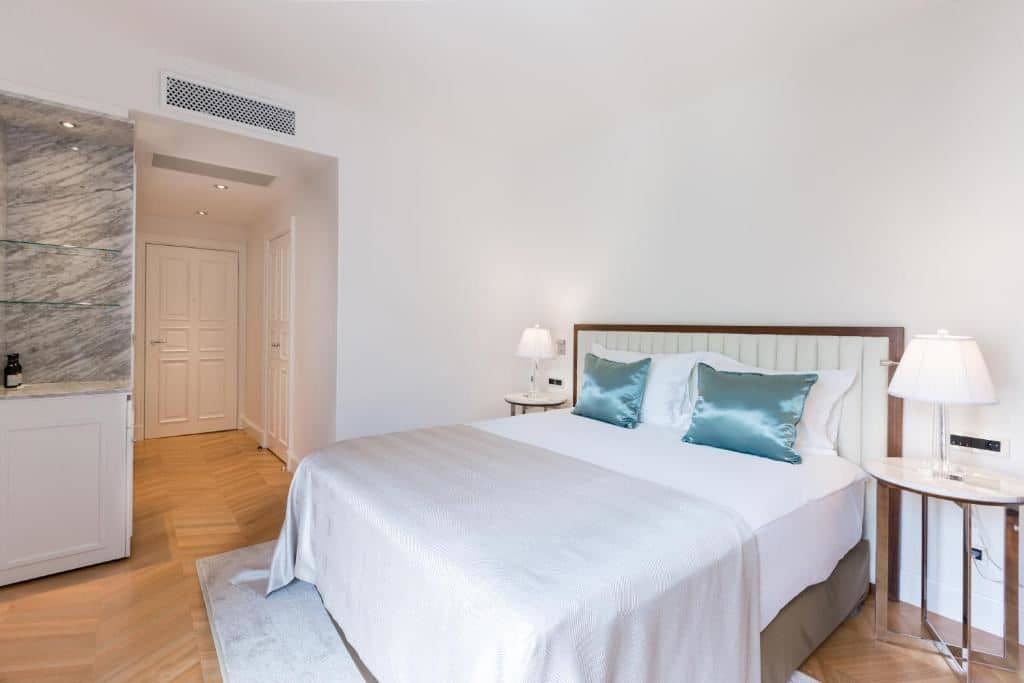 rooms-superior-room-french-balcony
