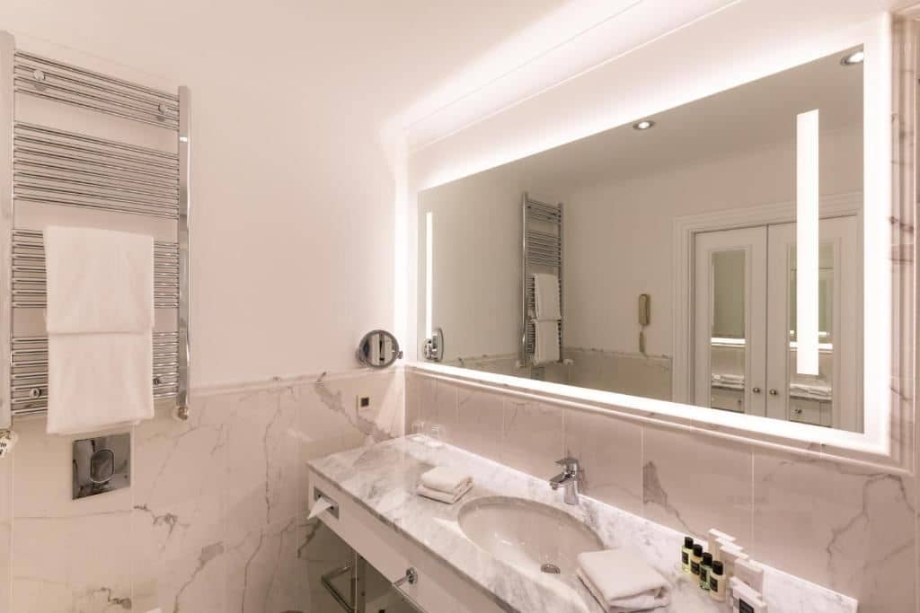 rooms-superior-room-french-balcony