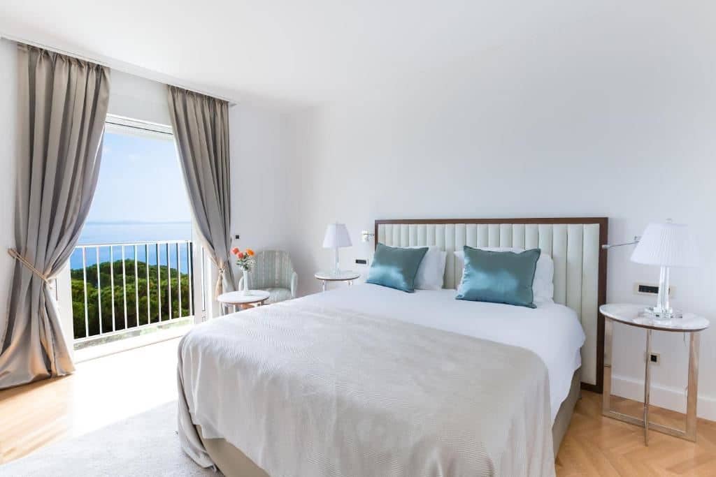 rooms-superior-room-sea-view-french-balcony