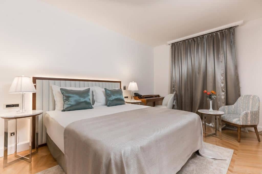 rooms-superior-room-french-balcony