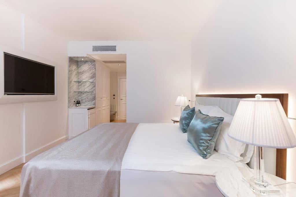 rooms-superior-room-sea-view-french-balcony