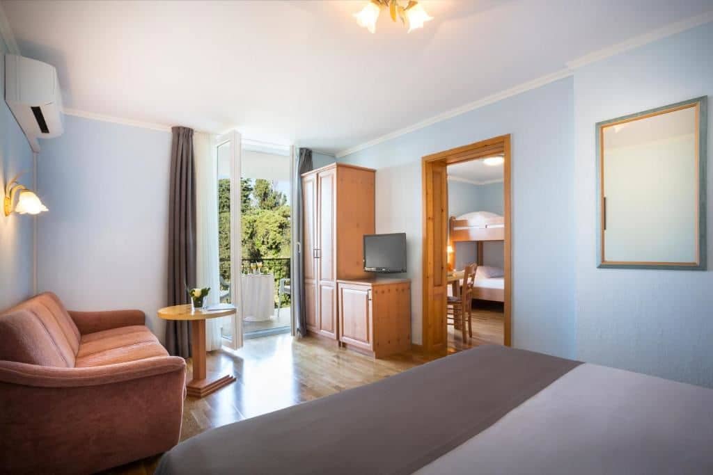 rooms-family-suite-balcony-or-terrace
