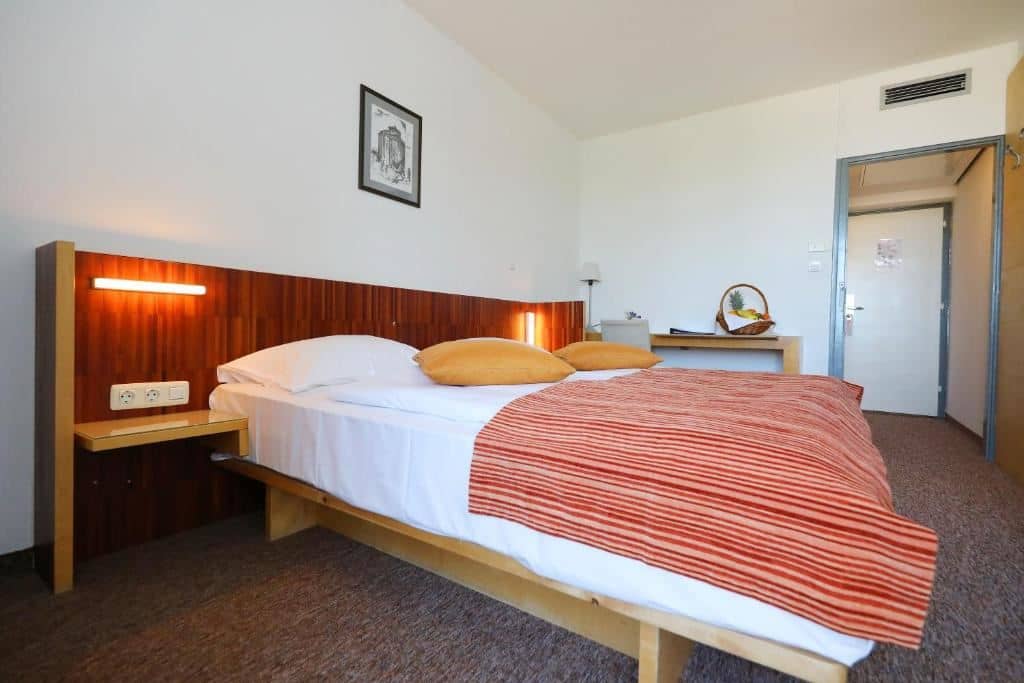 rooms-room-economy