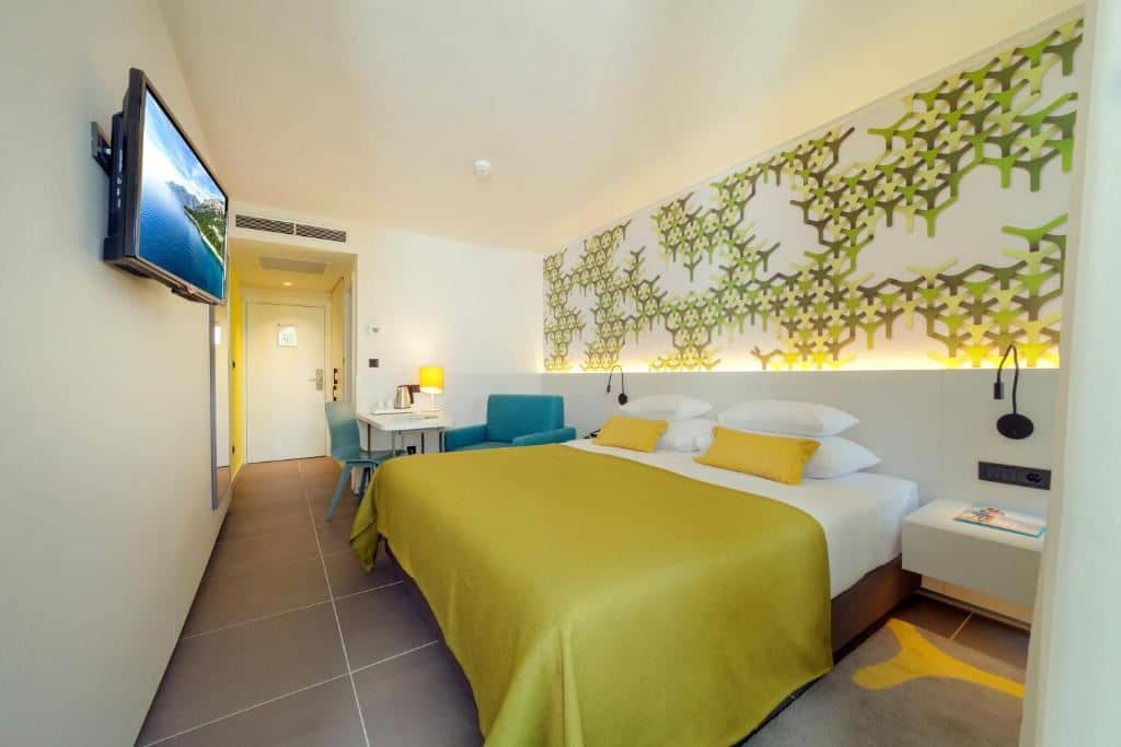 rooms-single-wchild-standard-room-balcony