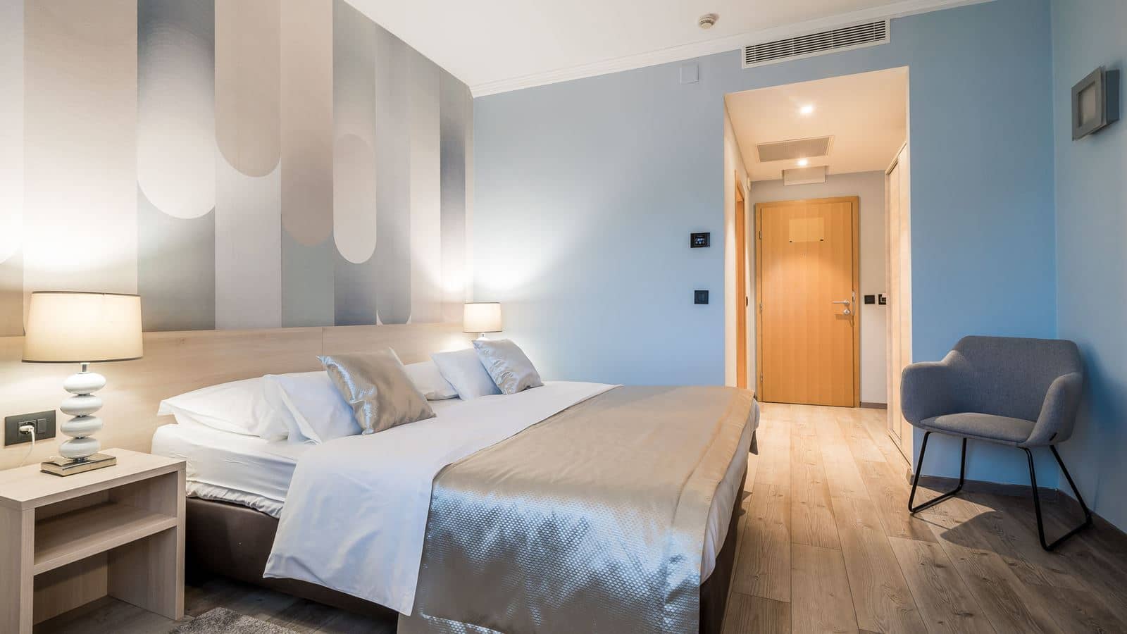 rooms-room-balcony
