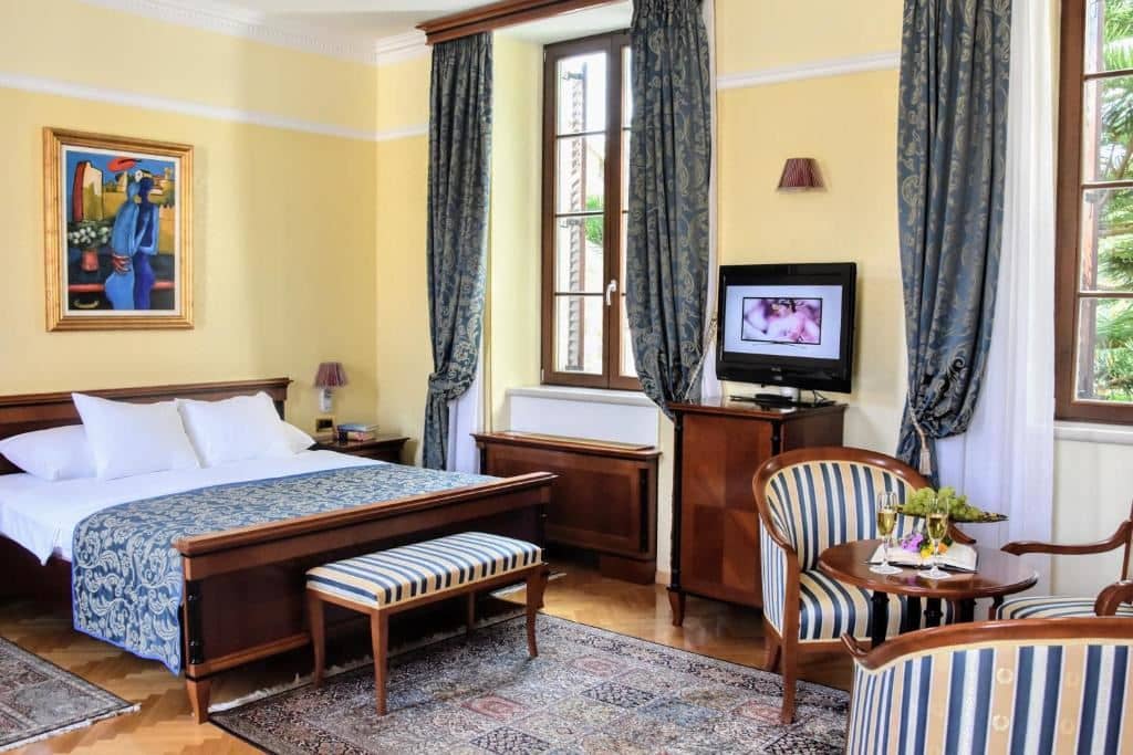 rooms-deluxe-room