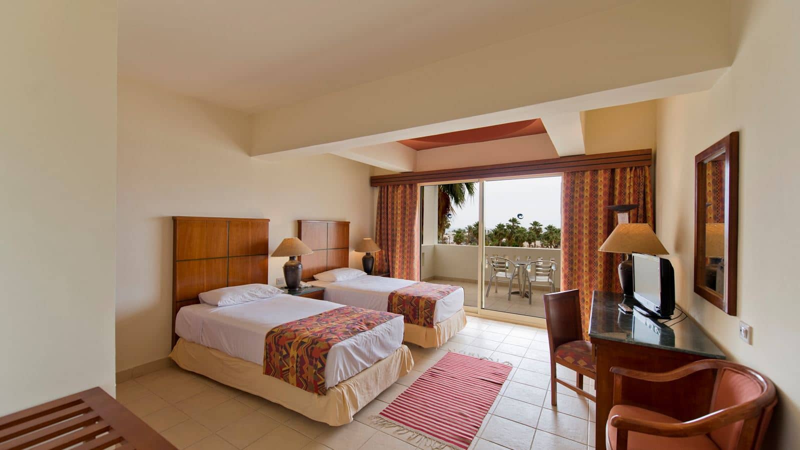 rooms-room-standard-poolview