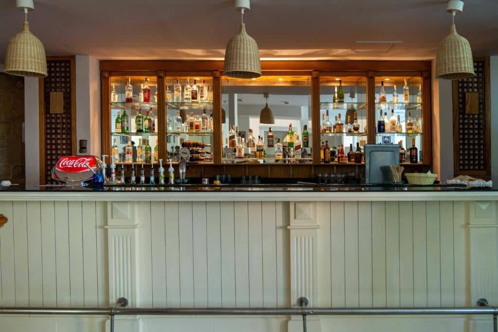 bars-main-pool-bar