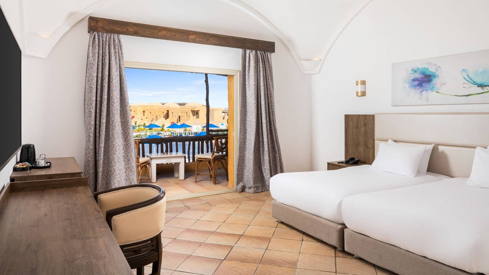 rooms-superior-room-pool-view