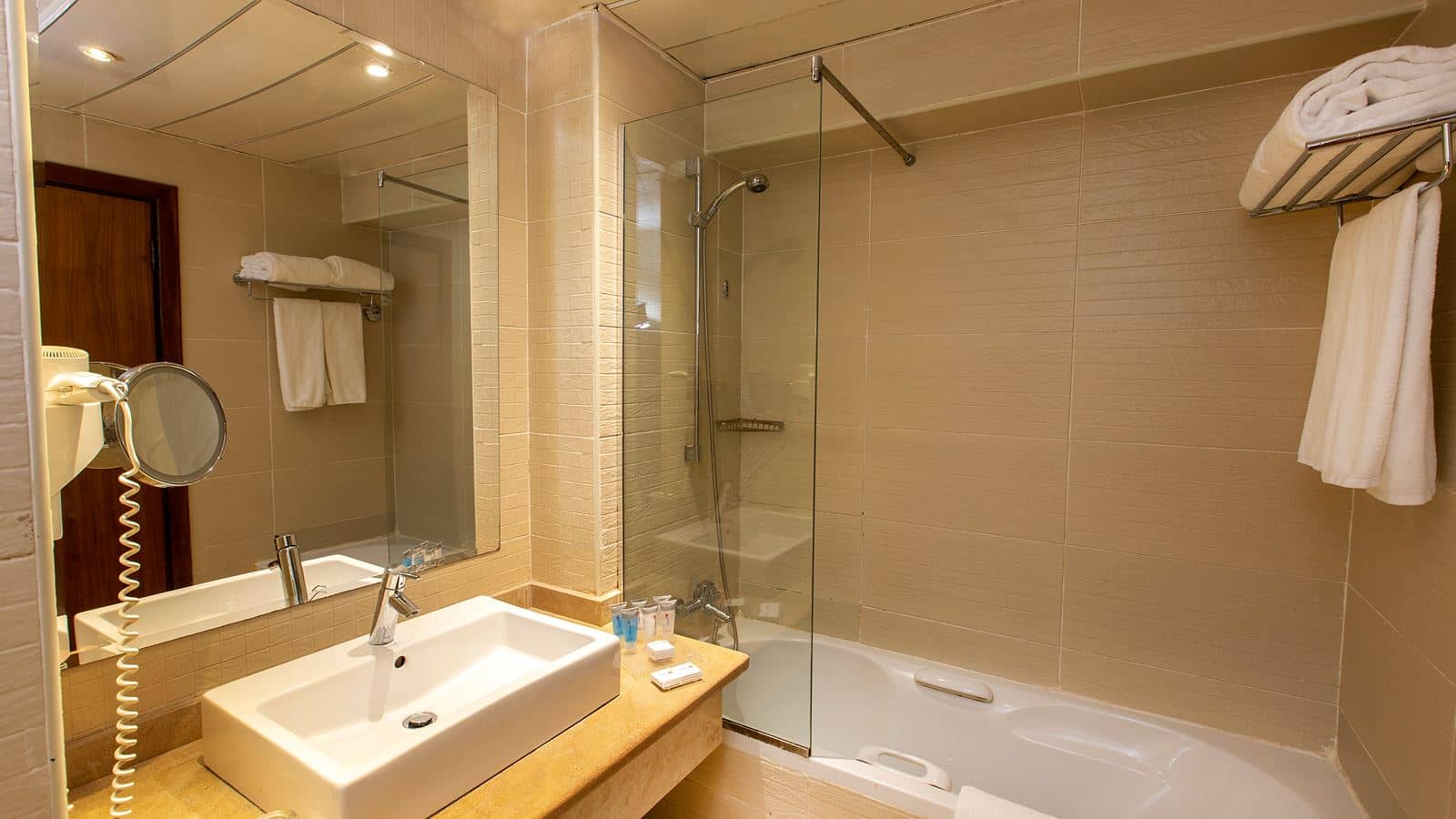 rooms-standard-room-gardenpool-view